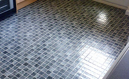 Kitchen flooring in the form of small square stone tiles