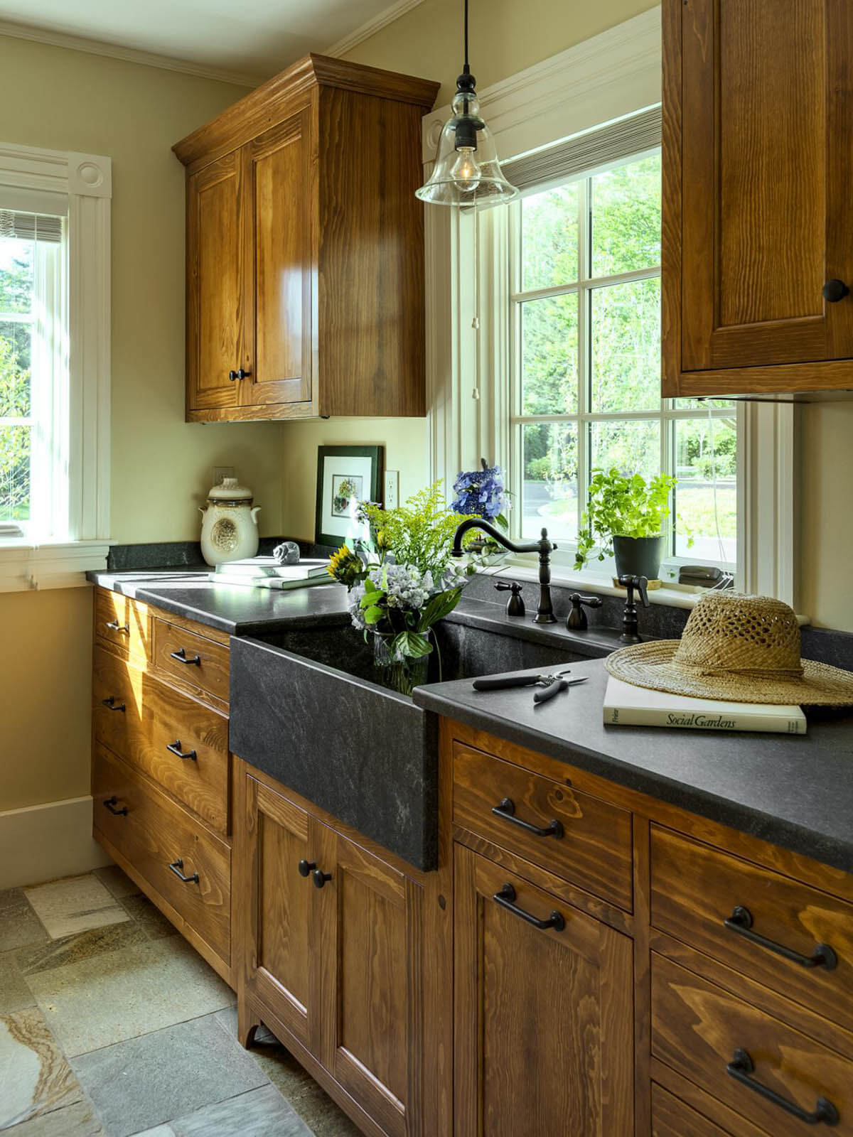 Country kitchen cabinets