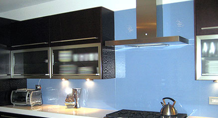 Glass backsplash in the form of large sheets for a seamless look