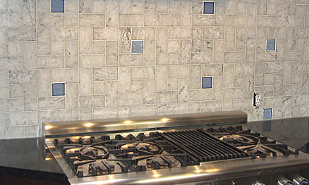White marble backsplash in the form of small tiles with different shapes