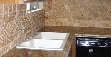 Tumbled travertine backsplash in the form of tiles with different sizes
