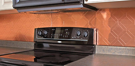Lacquered copper backsplash in the form of sheets for a seamless look