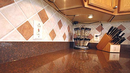 Kitchen backsplash made of square tiles set on a diagonal in contrasting colors